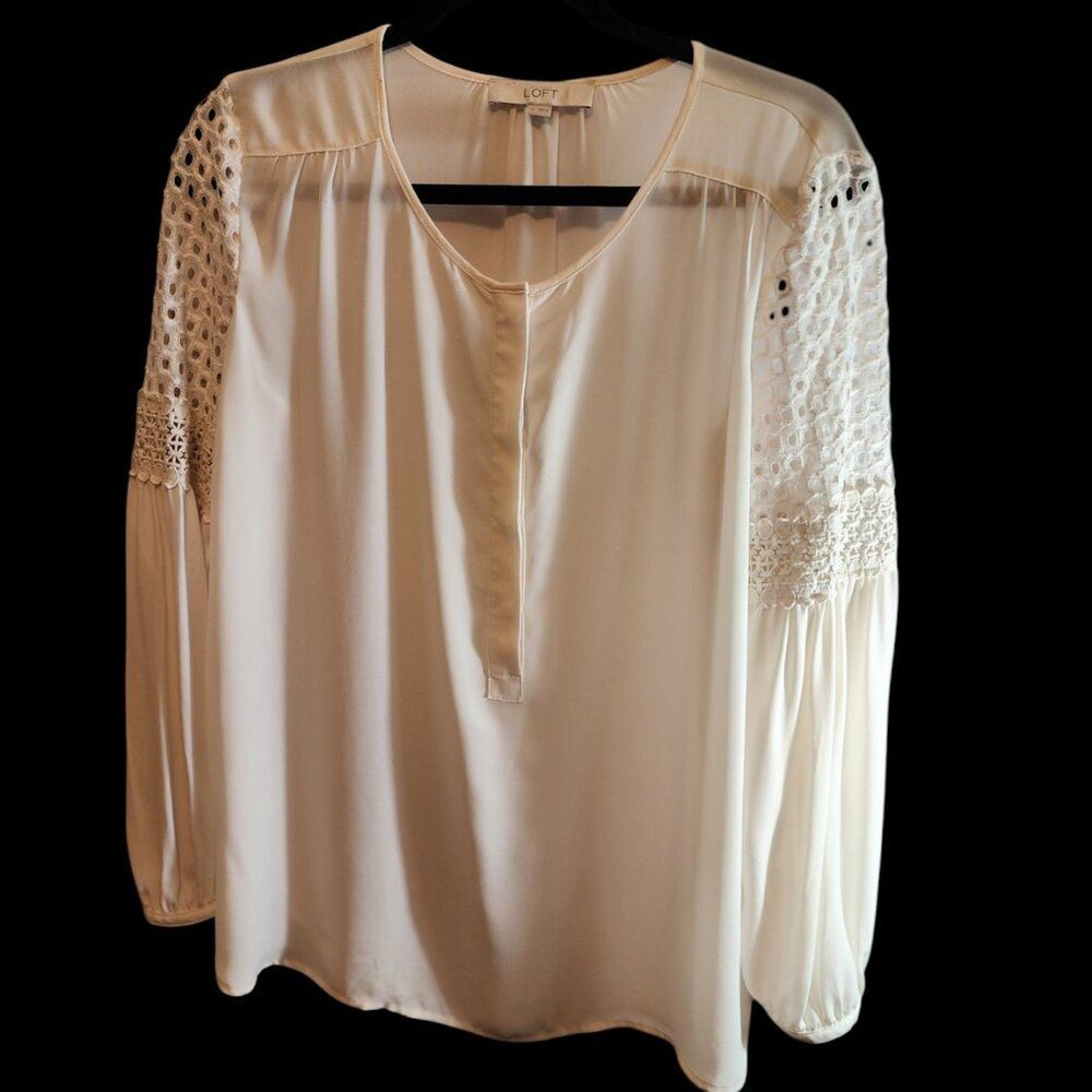 LOFT IVORY BELL SLEEVE TUNIC SIZE MEDIUM WITH LACE DETAIL ON SLEEVES RELAXED FIT